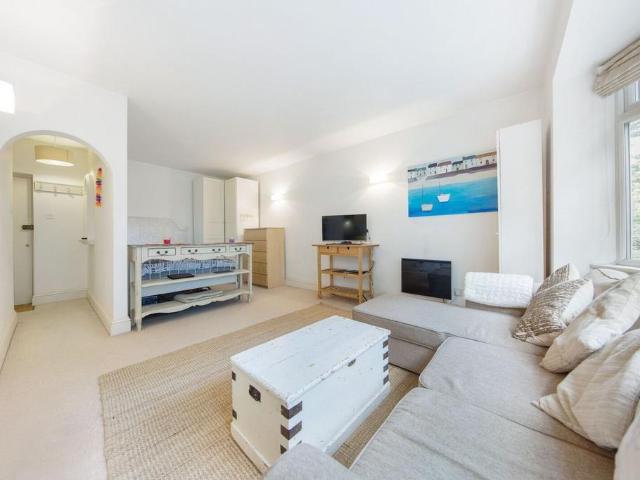 Inner Park Road, Wimbledon Common. Studio to rent £1,600 pcm £369 pw