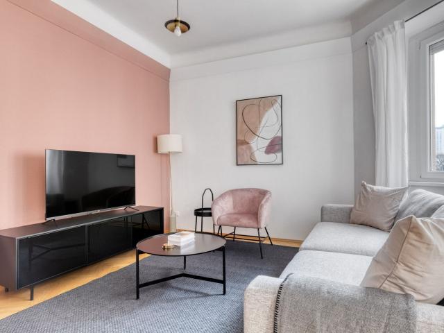 Innere Stadt 2br w/ elevator, nr metro Stebentor