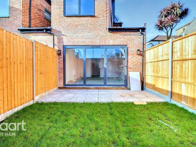 Inniskilling Road, London 3 bed terraced house to rent £2,600 pcm £600 pw
