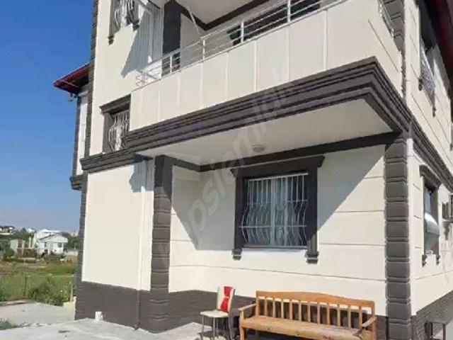ÇINARLI'da 4+1 KAPALI MUTFAK BAĞIMSIZ DOĞALGAZLI İSKANLI BAHÇELİ SATLIK VİLLA.