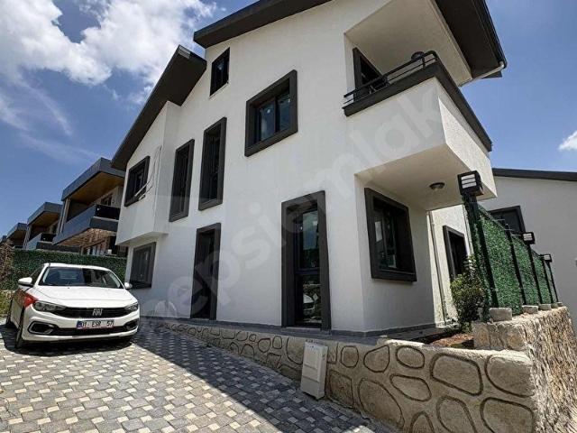 ÇINARLI'DA BAĞIMSIZ GENİŞ OTURUM 4+1 TRİPLEX 0 SATILIK VİLLA. !