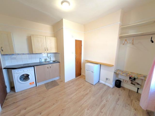 inc Water Bills* Compact Studio in Willesden