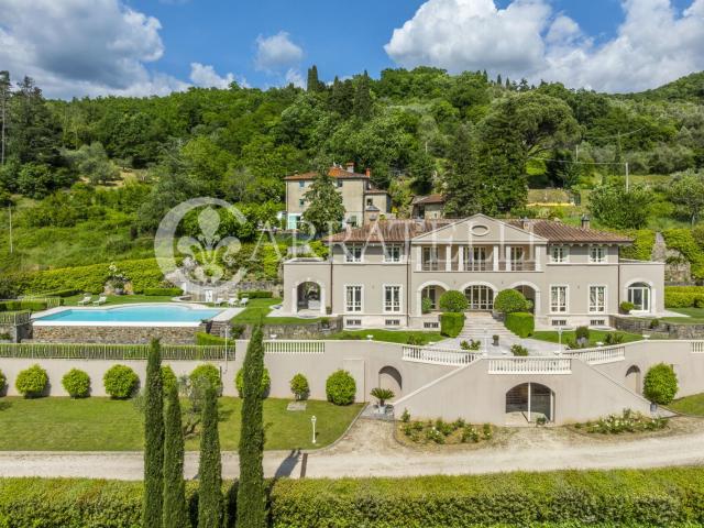 Incantevole villa di lusso con dépendance, giardino e due pi. 1015m² Firenze