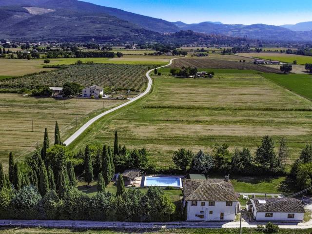 Incantevole Casolare con Piscina e Dependance nella Campagna. 595m² Spello