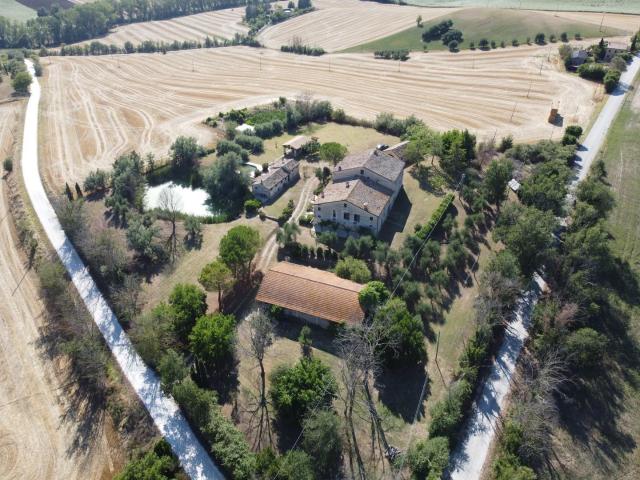 Incantevole complesso composto da più immobili 1100m² Montecarotto
