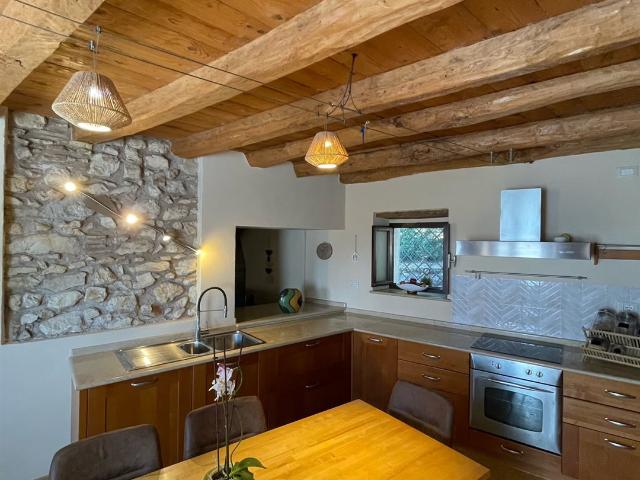 Incantevole porzione di rustico sul lago di Garda 180m² Caprino Veronese