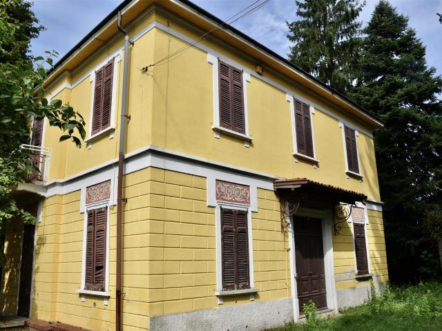 Incantevole proprietà da ristrutturare in Monte Rosso 584m² Venegono Superiore