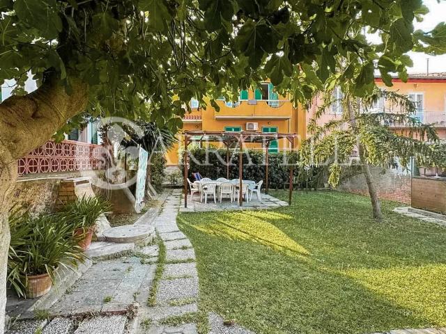 Incastonata tra la rigogliosa vegetazione di Cecina, questa. 190m² Cecina