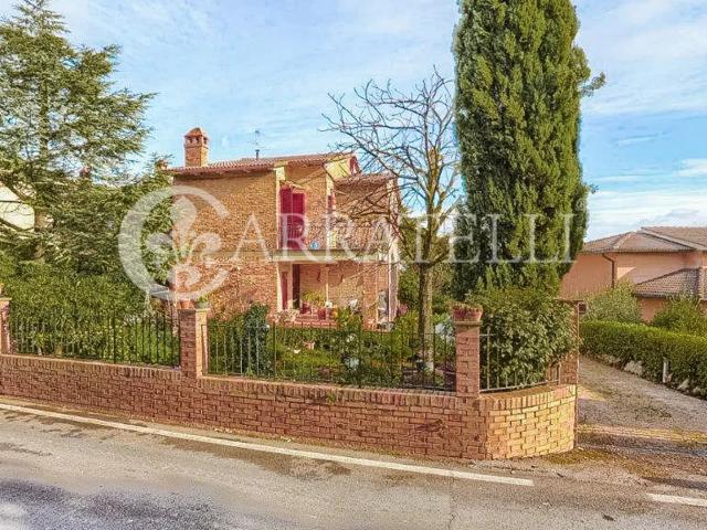 Incastonata tra le dolci colline toscane, si propone in vend. 340m² Casole d'Elsa