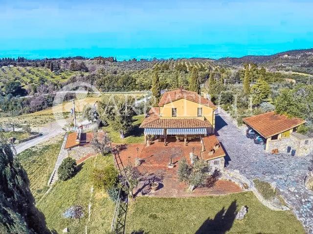 Incastonato tra le dolci colline toscane, questo podere stor. 320m² Campiglia Marittima