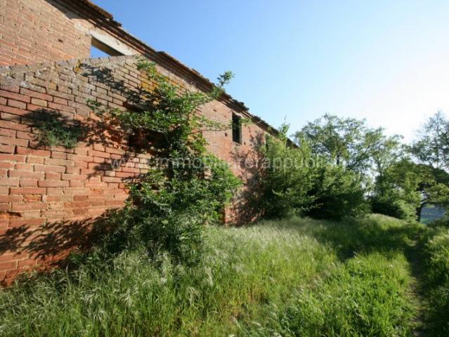 Incastonato tra le dolci colline al confine di Cortona e Mon. 1350m² Cortona