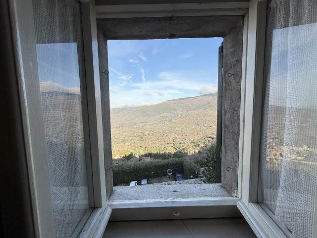 Incastonato in una delle strade più tipiche del centro stori. 120m² Cortona