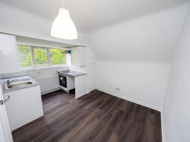 “Includes bills except Council tax” Studio in N10