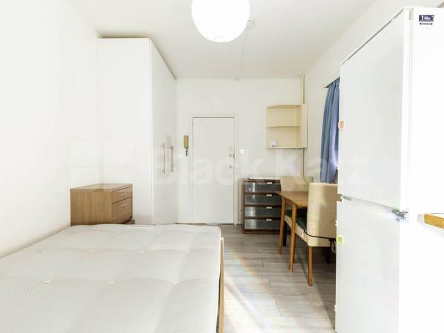 Inclusive of council tax, gas and water, this self contained studio benefits from a private kitchen and bathroom as well as direct access to the rear garden
