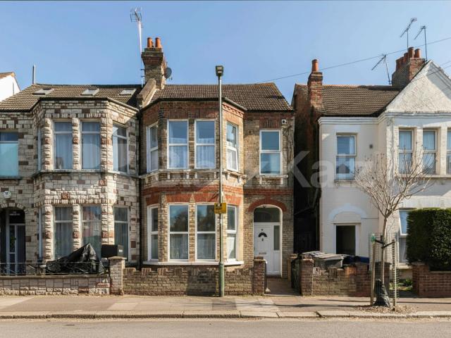 Inclusive of Council Tax, Gas, and Water, this well presented modern studio apartment is located on the ground floor of a charming Victorian conversion