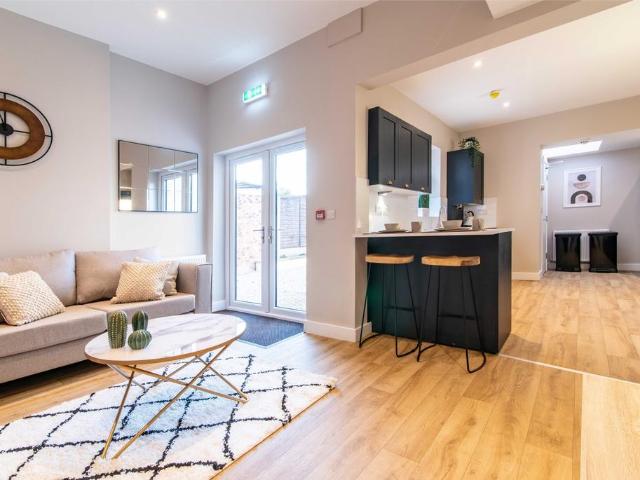 INCLUSIVE OF ALL BILLS & COMMUNAL. 1 bed in a house share to rent £650 pcm £150 pw