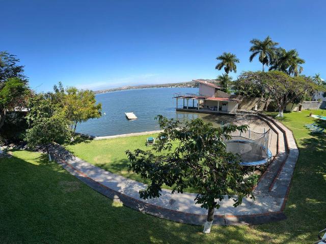 INCRE?BLE RESIDENCIA FRENTE AL LAGO DE TEQUES
