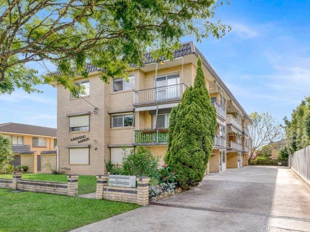 Incredibly Convenient Top Floor Apartment Walk to Everything!