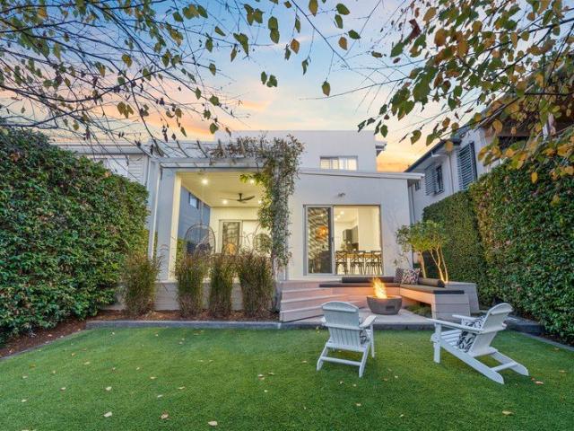Incredible Outdoor Entertaining & Walking Distance to Moreton Bay!