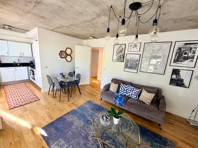 Incredible offer High end 2B1B MOVE TODAY Old St