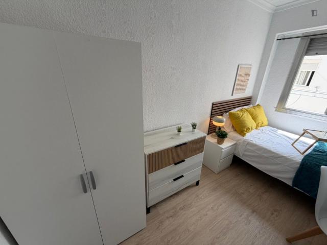Incredible double bedroom in a 5 bedroom apartment
