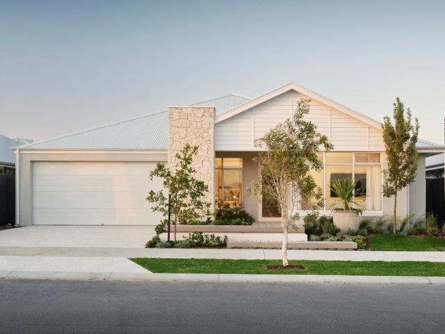INCREDIBLE LOCATION MINUTES FROM THE BEACH