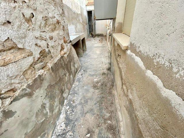 Increíble casa a tan solo 7 min de Orihuela con parcela, garaje para varios coches precisa reforma