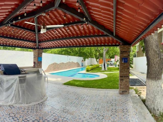INCREIBLE CASA CON ALBERCA EN EL CORAZON DE PARRAS DE LA FUENTE