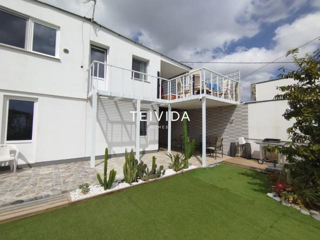 Villa con jardín, solárium y unidad independiente en Buzanad. 190m² Arona