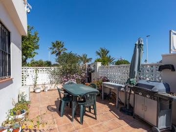 Increíble adosado con terraza y piscina comunitaria en Torrevieja
