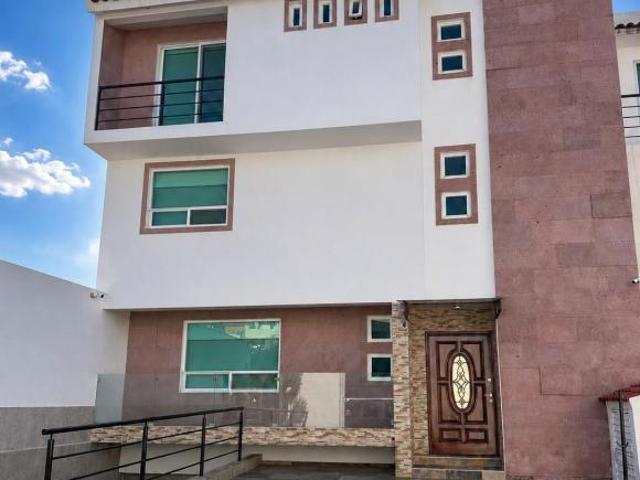 Increible residencia a unos pasos del Colegio Sierra Nevada San Mateo