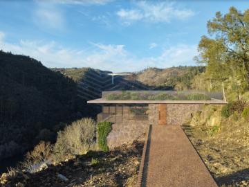 INCRÍVEL TERRENO COM RUÍNA FRENTE RIO ZEZERE