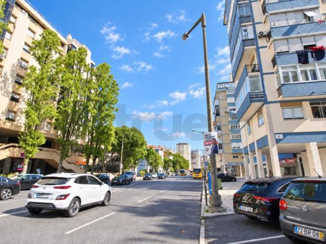 Incrível Apartamento T3 Totalmente Renovado com 2 Varandas, para Arrendamento, no Alto dos Moinhos