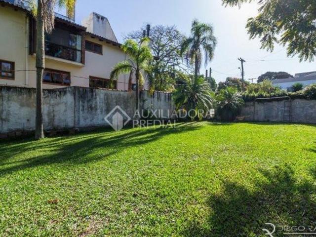 Incrível casa disponível para venda na charmosa Vila Assunção, em Porto Alegre. Com uma localização