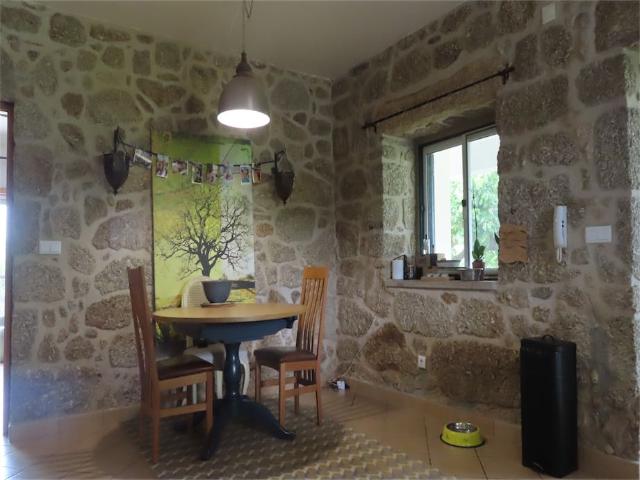 Incrível fazenda orgânica com 2,6 hectares e uma incrível moradia moderna / tradicional e apartamento independente. Enquete de natação. Uma casa de campo tradicional que foi substancialmente modernizada para criar uma bela villa de três quartos e uma casa de hóspedes independente, uma cozinha compacta, banheiro, dois quartos e lounge. Com extensos jardins circundantes e excelentes vistas