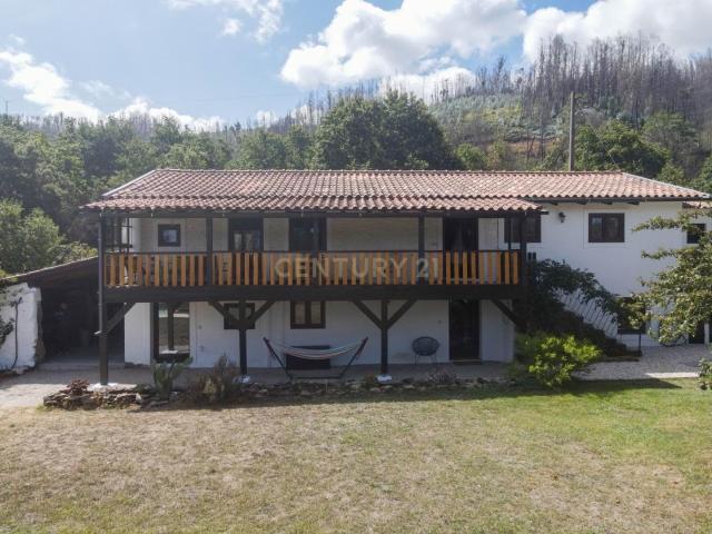 Incrível Moradia T4, piscina de água salgada, ar condicionado, energia solar, amplo terreno e vistas fabulosas!