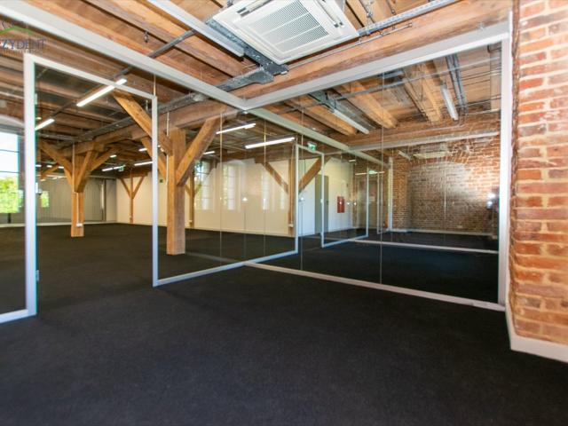 Industrialne biuro w ceglanej kamienicy, 265 m2
