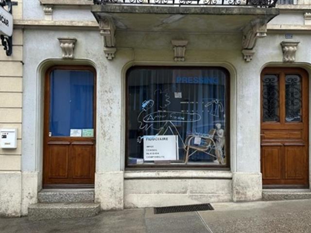 Petit local commercial avec vitrine au coeur de Romont