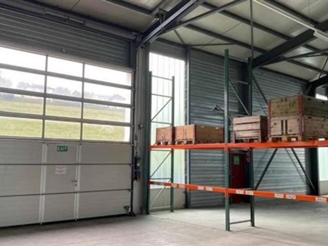 Surface de stockage dans une halle à plein pied avec accès camion