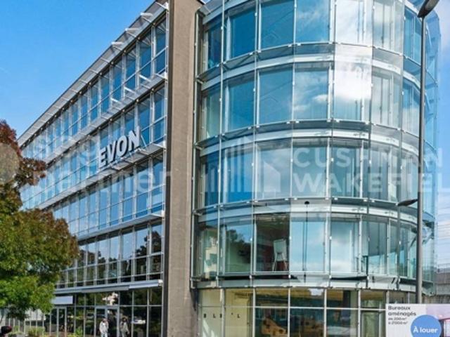 Surface polyvalente entièrement équipée, idéale pour votre concept Caudray 2 8