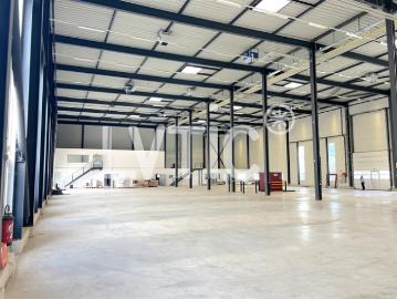Industriehalle, Büros von 1080 m2 zu vermieten in der Nähe von Sion – Vétroz