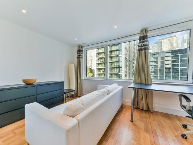 Indescon Square, Canary Wharf. Studio to rent £1,863 pcm £430 pw