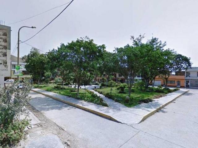 Independencia se vende espaciosa casa frente a parque