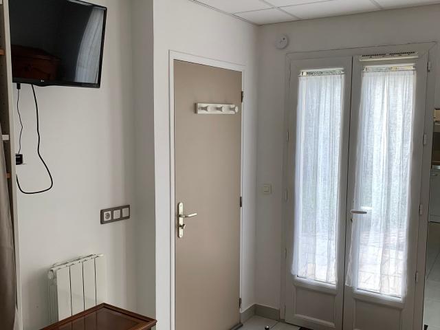 Independent flat in a garden close to Paris