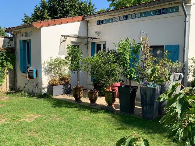 Independent house in a pleasant garden 15 minutes from the centre of Paris