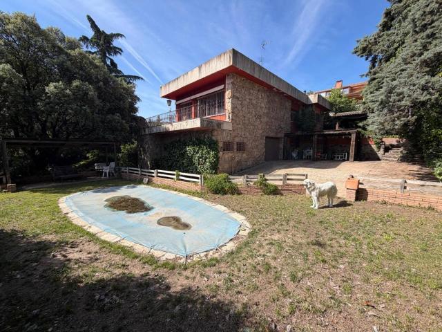 independiente en una sola planta con piscina