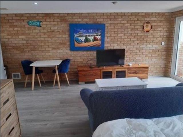 Indian ocean beach Living, 50 meters walk to mullaloo beach, bars, cafes, restaurants' and parks, suit FIFO worker or business professional