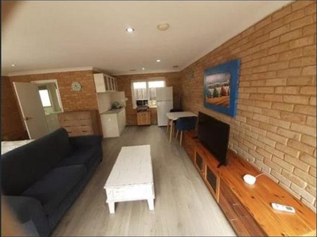 Indian ocean beach Living, 50 meters walk to mullaloo beach, bars, cafes, restaurants' and parks, suit FIFO worker or business professional