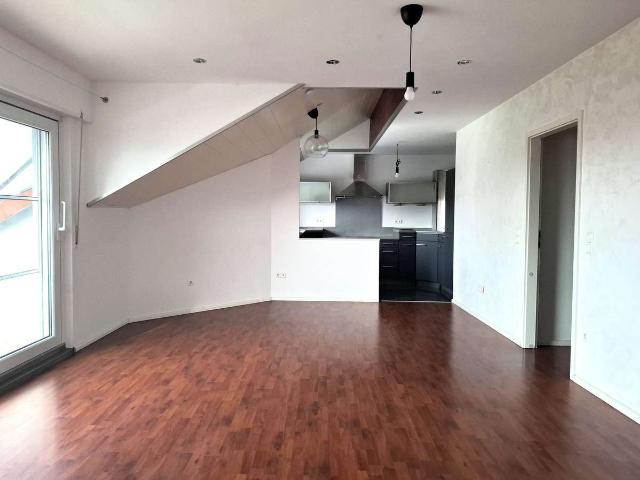 Individuelle, bezugsfreie 3 Zimmer Dachgeschosswohnung in guter Lage!