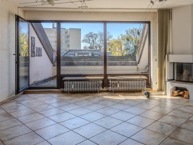 Individuelle, großzügige 5 Zimmer Dachterrassenwohnung mit Kamin nahe Westpark mit Potenzial!